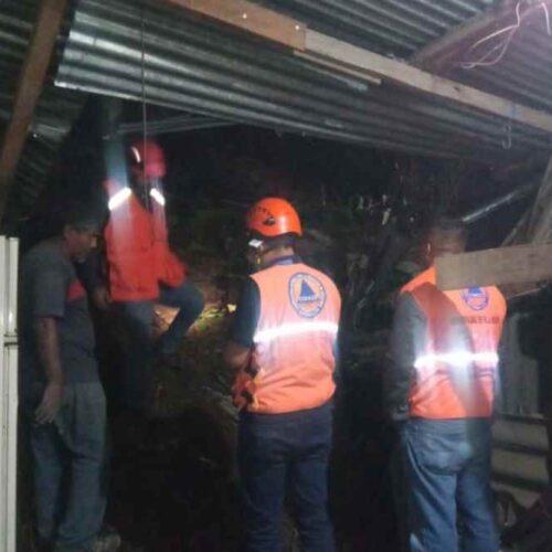 Ciudadanos evacuando edificios en la Ciudad de Guatemala tras la serie de sismos que sacudieron el país. Foto: CONRED.