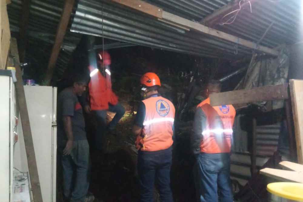 Ciudadanos evacuando edificios en la Ciudad de Guatemala tras la serie de sismos que sacudieron el país. Foto: CONRED.