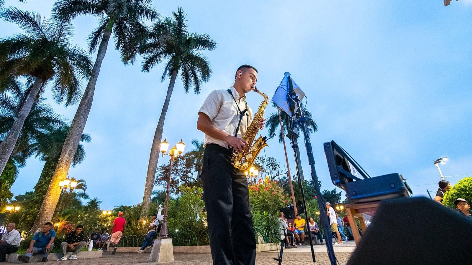 Música en vivo y cine al aire libre en plazas públicas de El Salvador. Foto: MOP