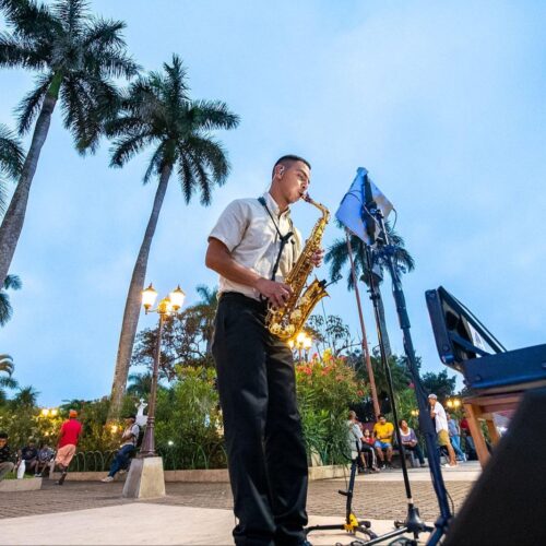 Música en vivo y cine al aire libre en plazas públicas de El Salvador. Foto: MOP