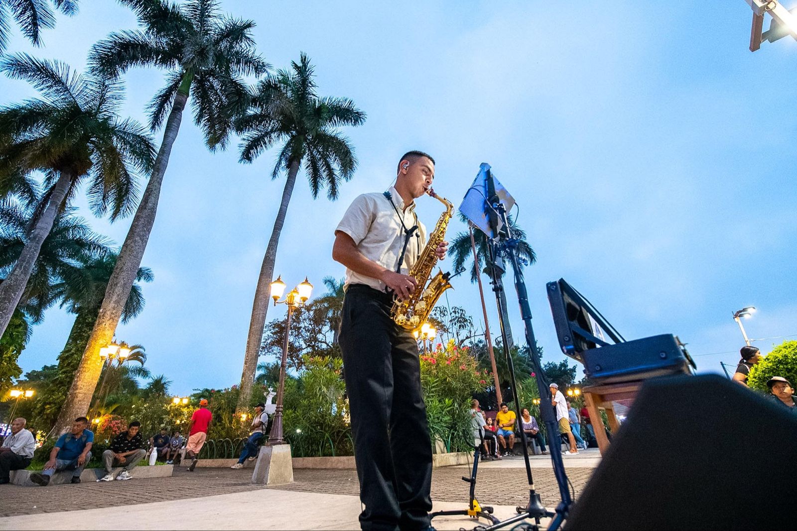 Música en vivo y cine al aire libre en plazas públicas de El Salvador. Foto: MOP