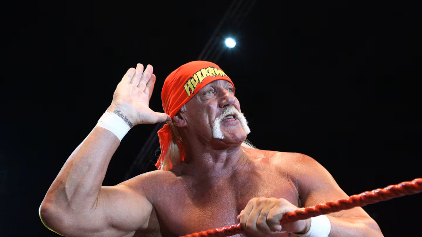 Hulk Hogan en el ring, mostrando su icónico estilo y carisma que lo convirtió en una leyenda de la lucha libre. (Paul Kane/Getty Images)