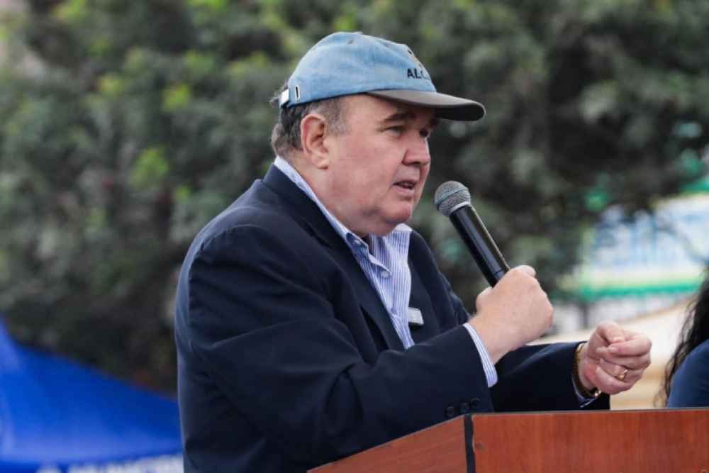 El alcalde de Lima viajaría a El Salvador para asesoría penitenciaria, sin interés en reunirse con Bukele. ¿Qué busca lograr? 🏢🔧 #Perú #ElSalvador Foto: Facebook Rafael López Aliaga