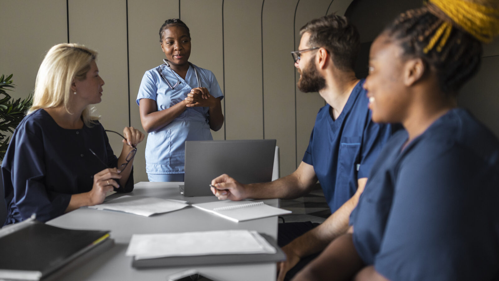 Profesionales de la salud en una reunión discutiendo estrategias de pago por rendimiento para mejorar la calidad asistencial. Foto: Freepik