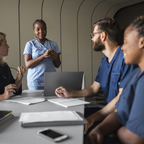 Profesionales de la salud en una reunión discutiendo estrategias de pago por rendimiento para mejorar la calidad asistencial. Foto: Freepik