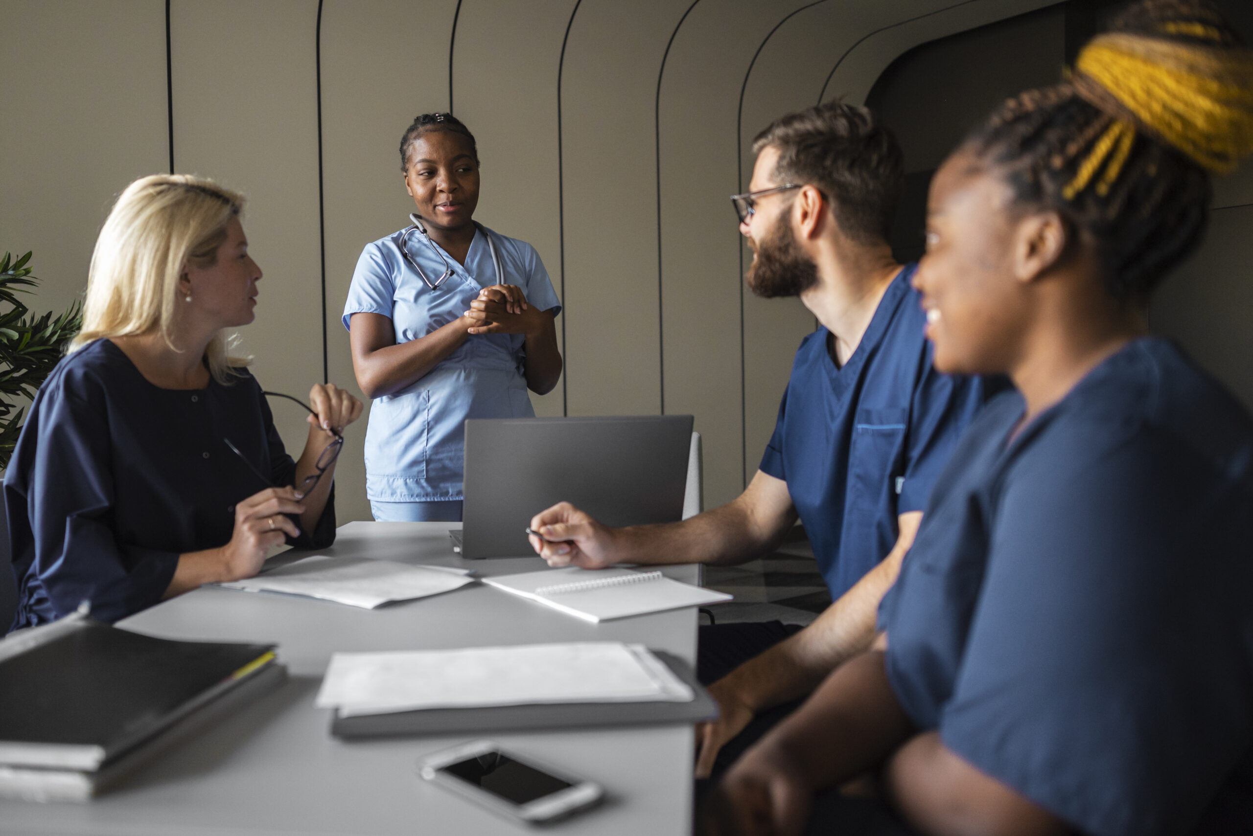 Profesionales de la salud en una reunión discutiendo estrategias de pago por rendimiento para mejorar la calidad asistencial. Foto: Freepik