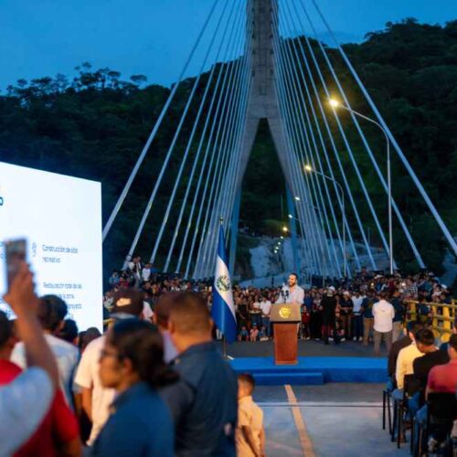 El presidente Nayib Bukele inauguró dos nuevos puentes sobre el río Torola para impulsar el desarrollo del oriente de El Salvador. Foto: Presidencia de la República