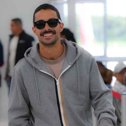 El youtuber Berth Oh a su llegada al Aeropuerto Internacional de El Salvador. Foto: Secretería de Prensa.