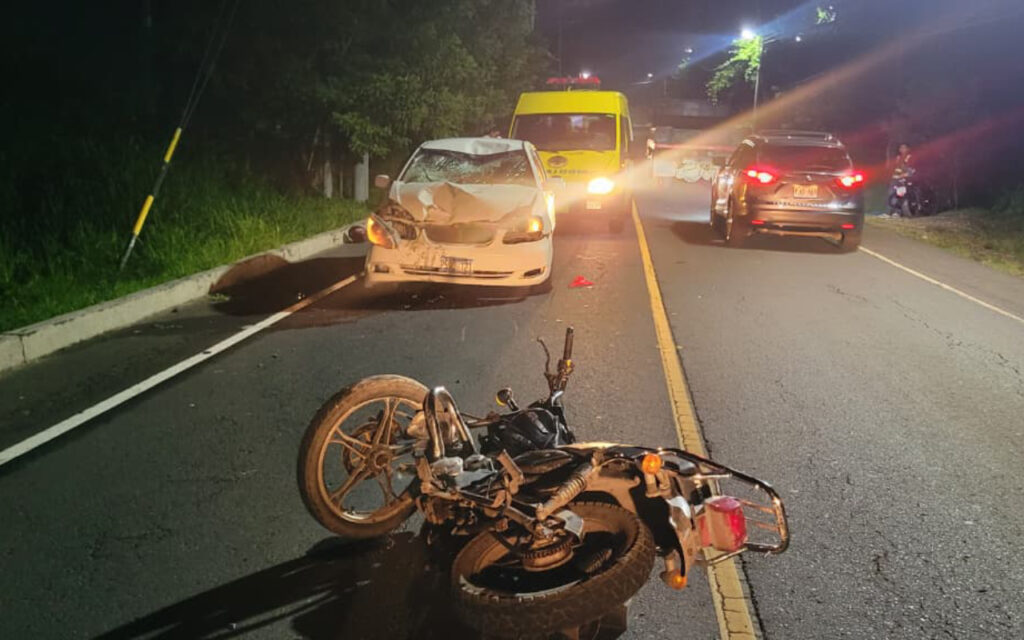 Accidente de tránsito en la carretera Litoral, San Rafael Obrajuelo, dejó tres lesionados tras choque entre motocicleta y sedán. Foto: Comandos de Salvamento.
