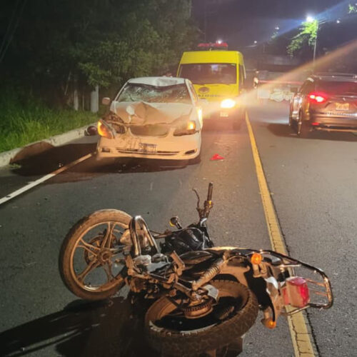 Accidente de tránsito en la carretera Litoral, San Rafael Obrajuelo, dejó tres lesionados tras choque entre motocicleta y sedán. Foto: Comandos de Salvamento.