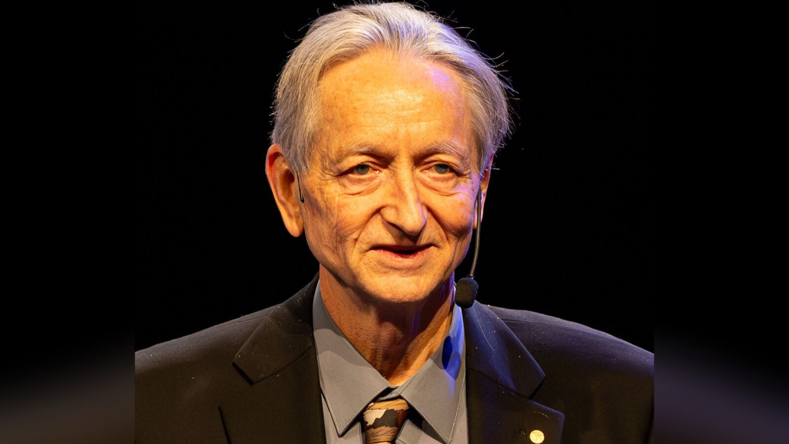 Geoffrey Hinton, pionero de la IA, advierte sobre los riesgos de una tecnología que podría escapar al control humano. Foto: Wikimedia Commons.
