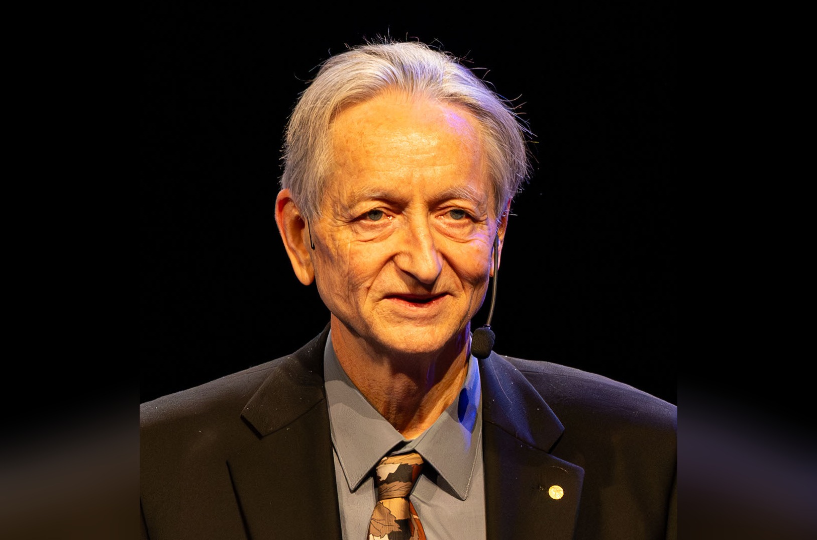 Geoffrey Hinton, pionero de la IA, advierte sobre los riesgos de una tecnología que podría escapar al control humano. Foto: Wikimedia Commons.
