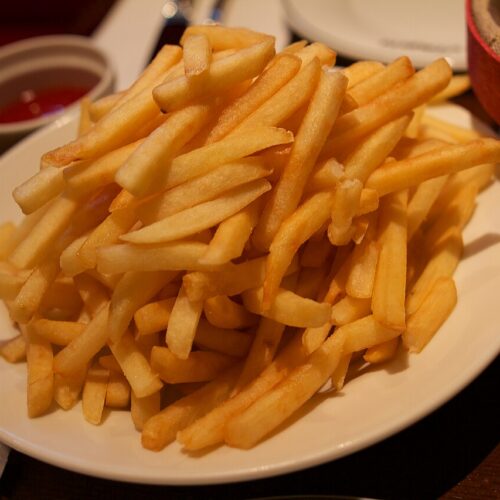 Las papas fritas tienen una historia llena de curiosidades, desde récords Guinness hasta un museo en Bélgica. Foto: whity, vía Wikimedia Commons (CC BY 2.0).