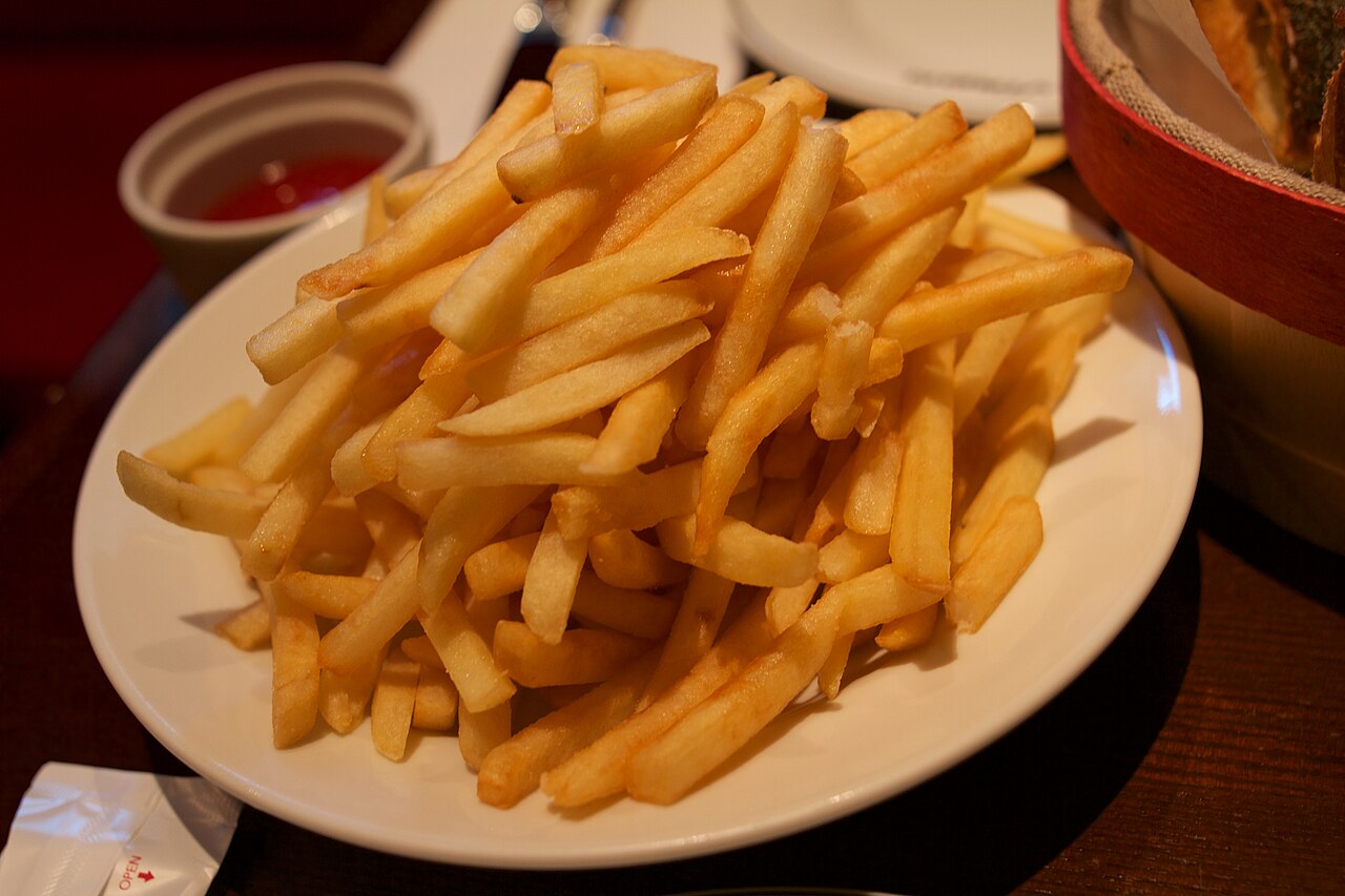 Las papas fritas tienen una historia llena de curiosidades, desde récords Guinness hasta un museo en Bélgica. Foto: whity, vía Wikimedia Commons (CC BY 2.0).