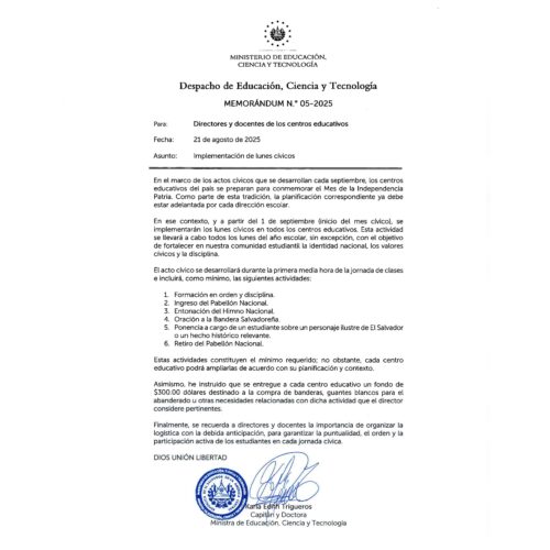 Estudiantes y docentes se preparan para el inicio de los Lunes Cívicos en los centros educativos de El Salvador. Foto: Ministerio de Educación.