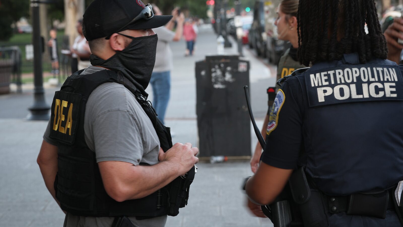 Agentes federales y Guardia Nacional patrullan Washington D.C. tras la orden de Trump del 11 de agosto de 2025 para combatir el crimen y la indigencia. (Foto: Win McNamee/Getty Images)
