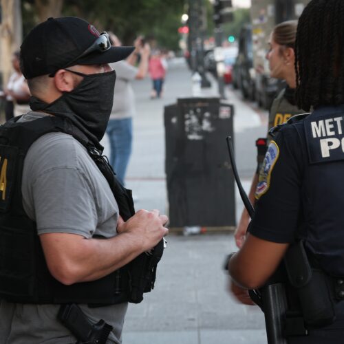 Agentes federales y Guardia Nacional patrullan Washington D.C. tras la orden de Trump del 11 de agosto de 2025 para combatir el crimen y la indigencia. (Foto: Win McNamee/Getty Images)