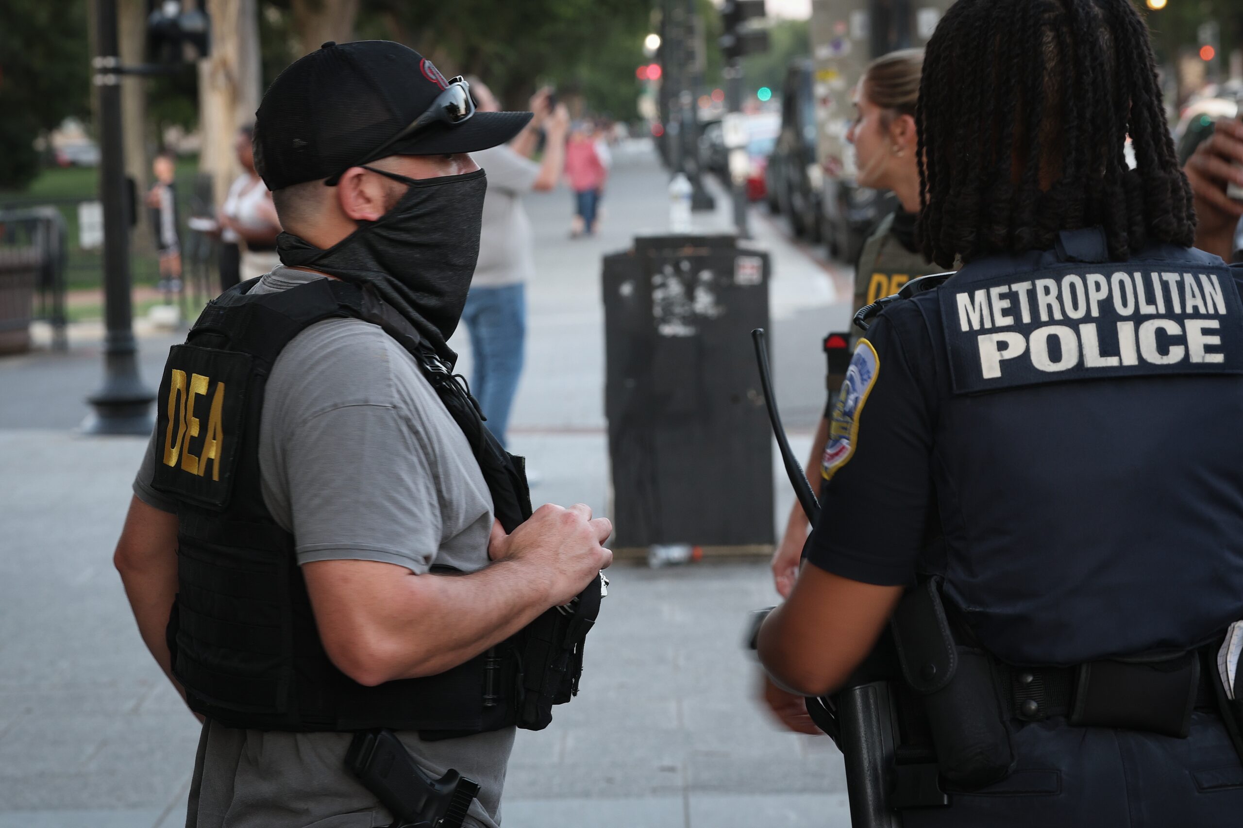 Agentes federales y Guardia Nacional patrullan Washington D.C. tras la orden de Trump del 11 de agosto de 2025 para combatir el crimen y la indigencia. (Foto: Win McNamee/Getty Images)
