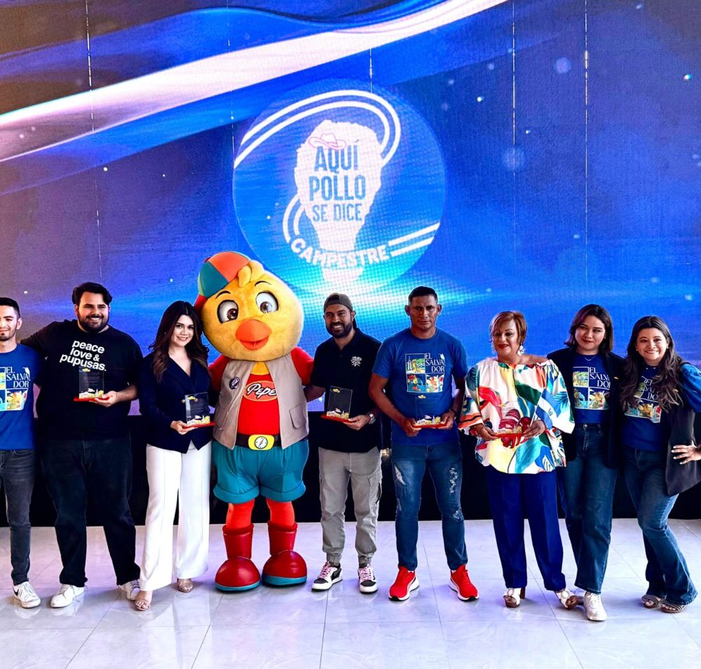 Pollo Campestre presenta su nueva campaña “Aquí Pollo se dice Campestre” para celebrar el mes patrio. Foto: Dinero.com.sv.