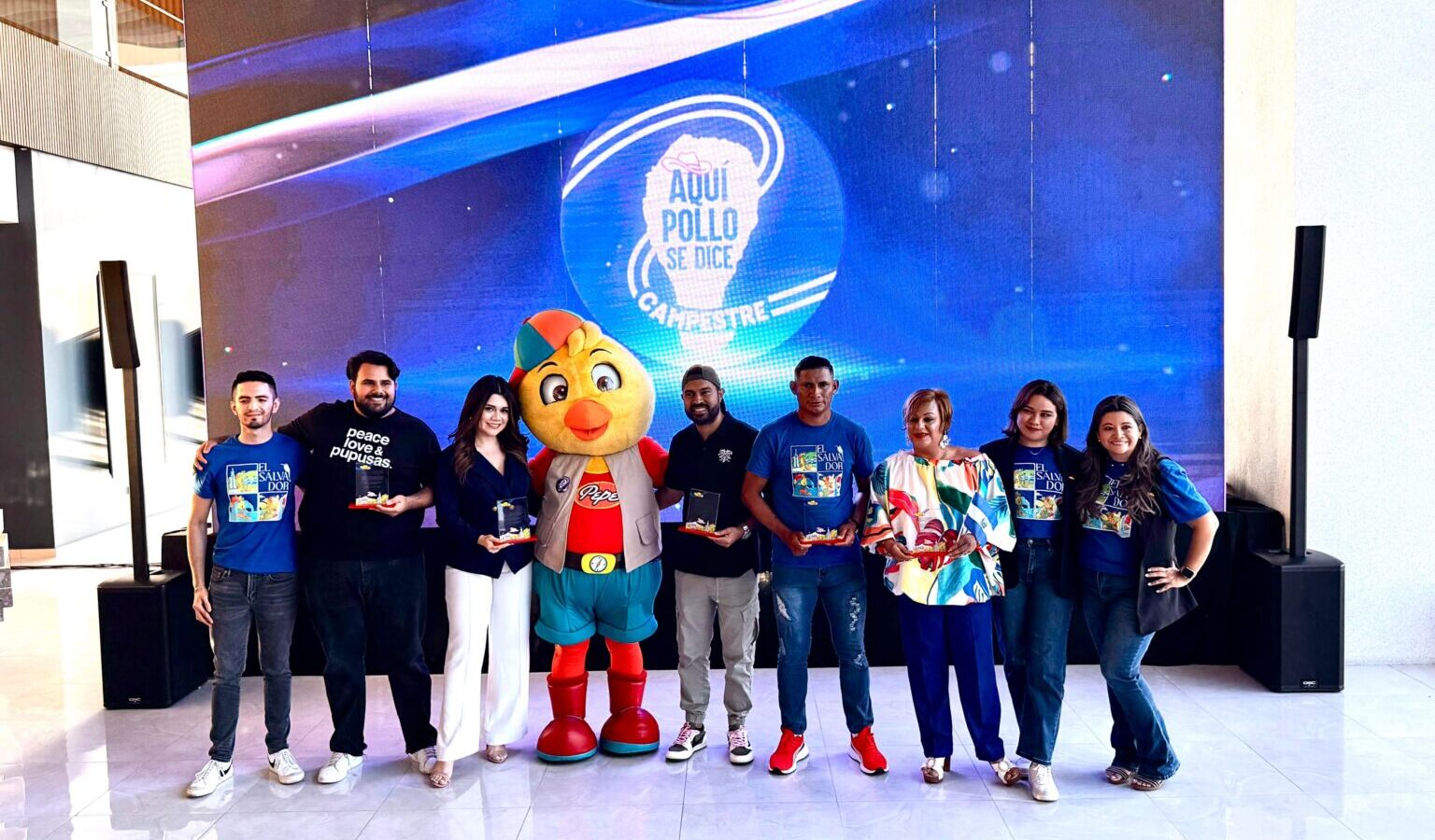 Pollo Campestre presenta su nueva campaña “Aquí Pollo se dice Campestre” para celebrar el mes patrio. Foto: Dinero.com.sv.