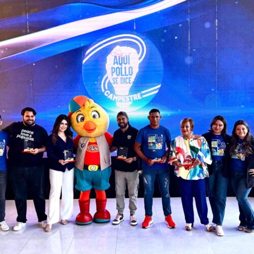 Pollo Campestre presenta su nueva campaña “Aquí Pollo se dice Campestre” para celebrar el mes patrio. Foto: Dinero.com.sv.