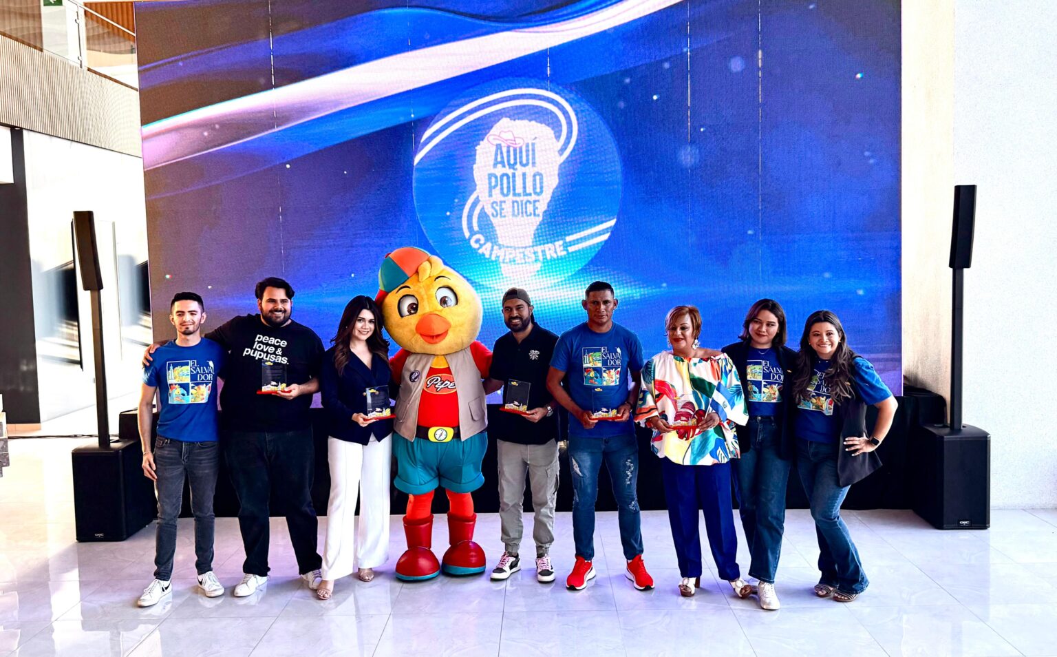 Pollo Campestre presenta su nueva campaña “Aquí Pollo se dice Campestre” para celebrar el mes patrio. Foto: Dinero.com.sv.