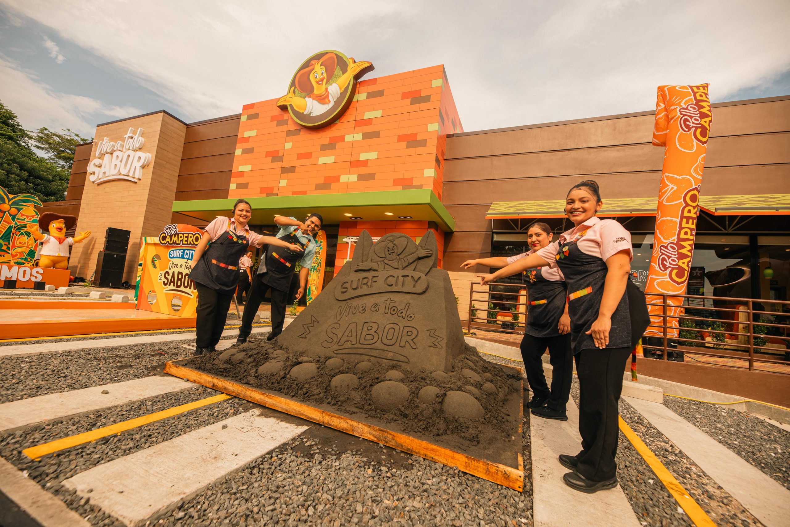 Pollo Campero celebra la apertura de su restaurante número 70 en El Salvador. Foto: Cortesía Corporativo CM.