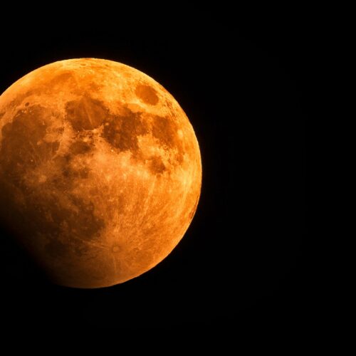 La Luna de Sangre es un eclipse lunar total que tiñe de rojo el satélite natural de la Tierra. Foto: pexels.com.