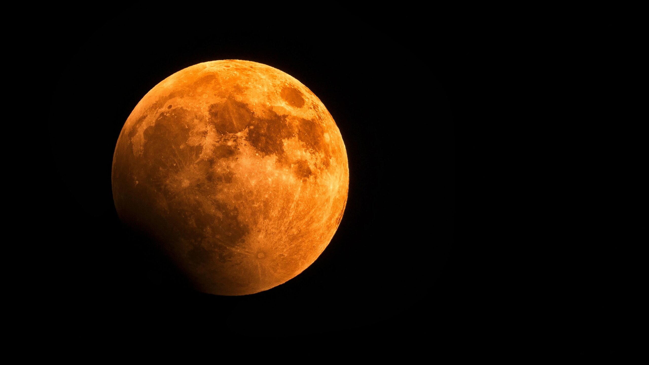 La Luna de Sangre es un eclipse lunar total que tiñe de rojo el satélite natural de la Tierra. Foto: pexels.com.
