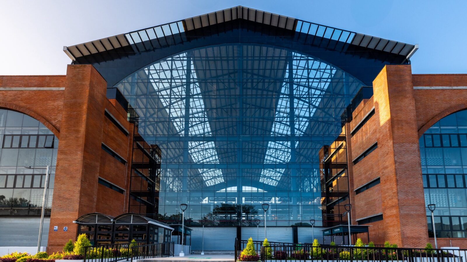 Comerciantes del Mercado San Miguelito reciben sus asignaciones con alegría. El proceso asegura estabilidad y herencia familiar, gracias al Presidente Nayib Bukele y la Dirección de Mercados SV. ¡Transformación en marcha! Foto: @PresidenciaSV