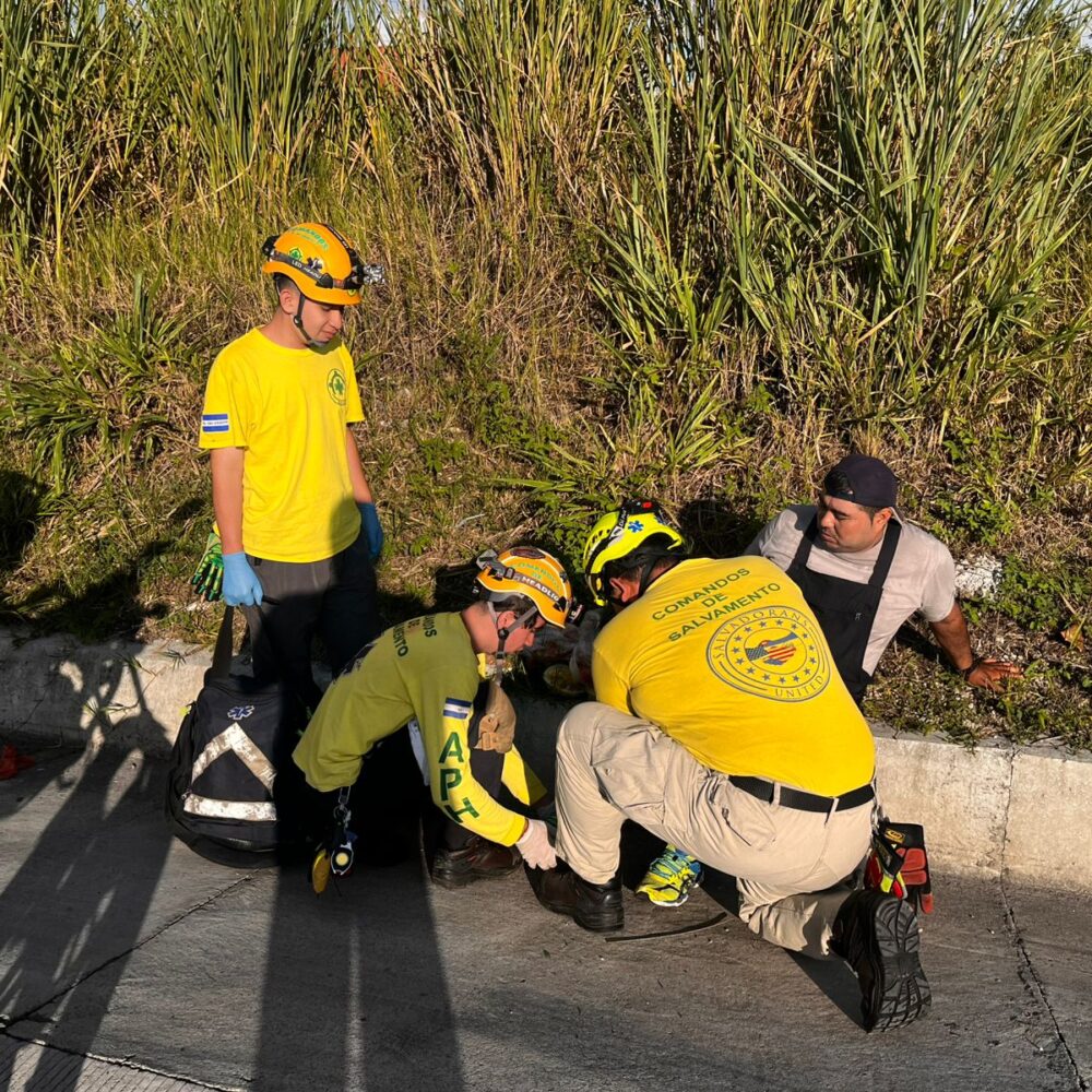 Comandos de Salvamento de Aguilares atiende a un hombre de 41 años tras accidente de tránsito en el Redondel Integración. Foto: Cortesía.