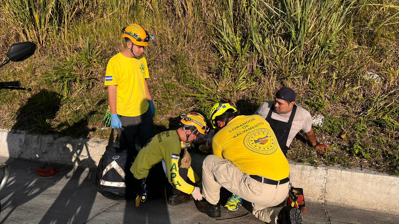 Comandos de Salvamento de Aguilares atiende a un hombre de 41 años tras accidente de tránsito en el Redondel Integración. Foto: Cortesía.