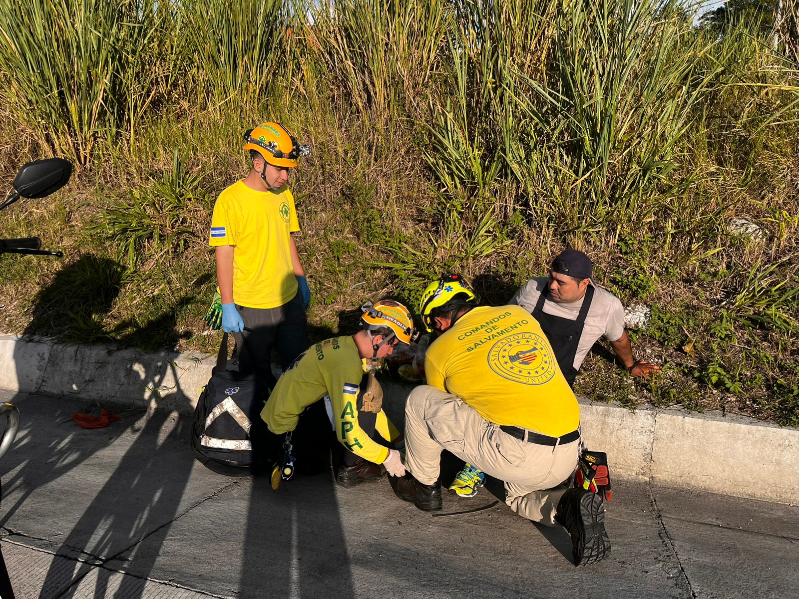 Comandos de Salvamento de Aguilares atiende a un hombre de 41 años tras accidente de tránsito en el Redondel Integración. Foto: Cortesía.