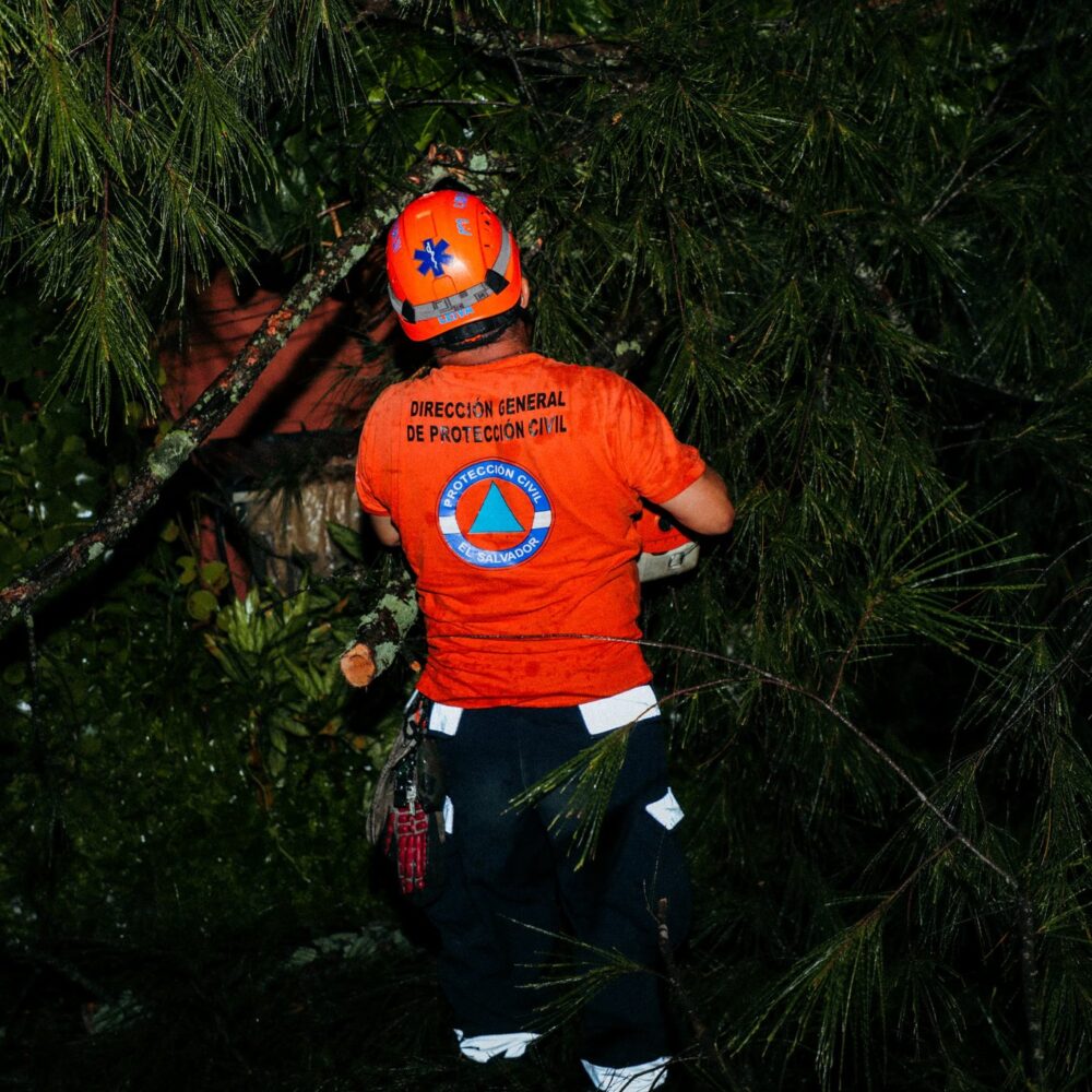 Autoridades de Protección Civil y Medio Ambiente alertan sobre lluvias intensas y riesgos asociados en El Salvador. Foto:@PROCIVILSV.