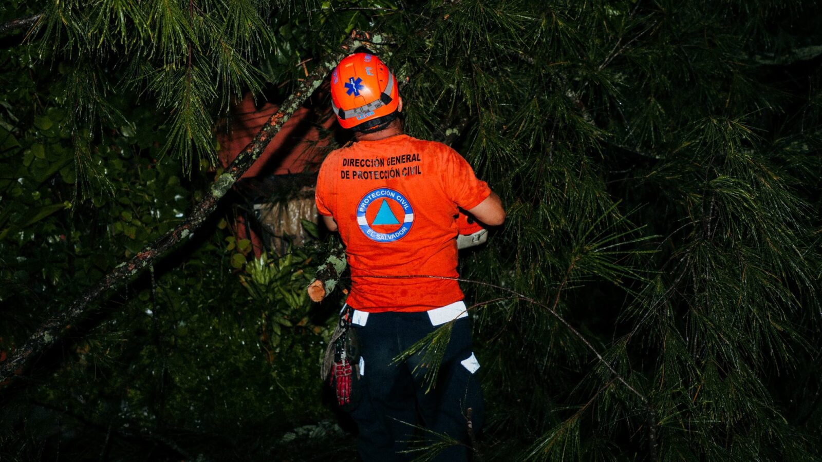 Autoridades de Protección Civil y Medio Ambiente alertan sobre lluvias intensas y riesgos asociados en El Salvador. Foto:@PROCIVILSV.