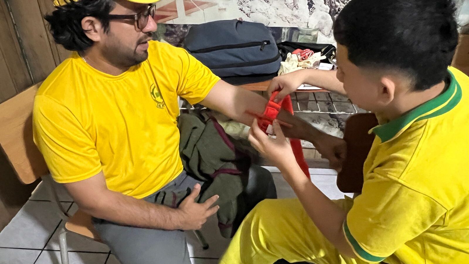Voluntarios de Comandos de Salvamento durante el curso Stop the Bleed, donde aprendieron técnicas modernas para detener hemorragias. Foto: Cortesía @alertacomando.