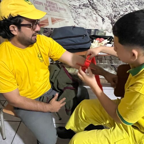 Voluntarios de Comandos de Salvamento durante el curso Stop the Bleed, donde aprendieron técnicas modernas para detener hemorragias. Foto: Cortesía @alertacomando.