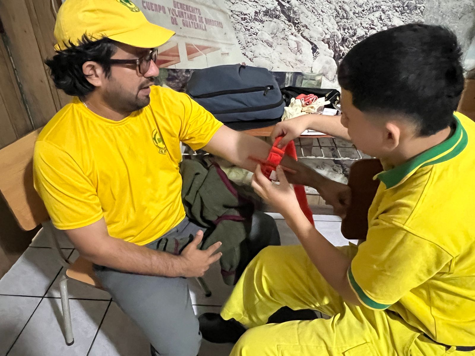 Voluntarios de Comandos de Salvamento durante el curso Stop the Bleed, donde aprendieron técnicas modernas para detener hemorragias. Foto: Cortesía @alertacomando.
