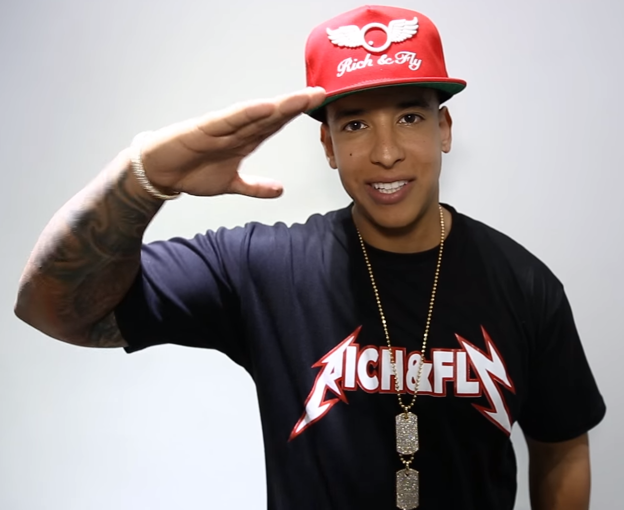Daddy Yankee comparte un mensaje de paz y fe en medio de su polémica demanda. Foto: Daddy Yankee – Meet and Greet DYArmy Cali, Colombia / CC BY-SA 3.0 (Wikimedia Commons)).