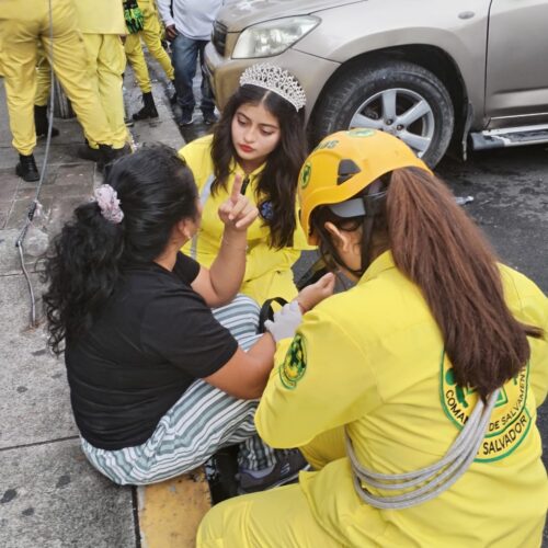 Foto épica: Reina atiende choque con elegancia total. Guarda y comparte si el servicio te motiva. ¿Qué harías tú? Desliza para detalles.