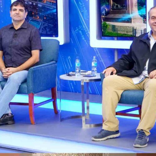 Valencia apuesta por desenterrar el pasado oscuro de la familia Auerbach, mientras Romeo responde con pullas a la vida privada del periodista. Foto: Cortesía.