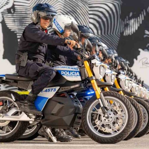 Estas motos, diseñadas para patrullajes urbanos y rurales, están equipadas con tecnología que maximiza la agilidad y reduce los costos operativos. Foto: Cortesía.