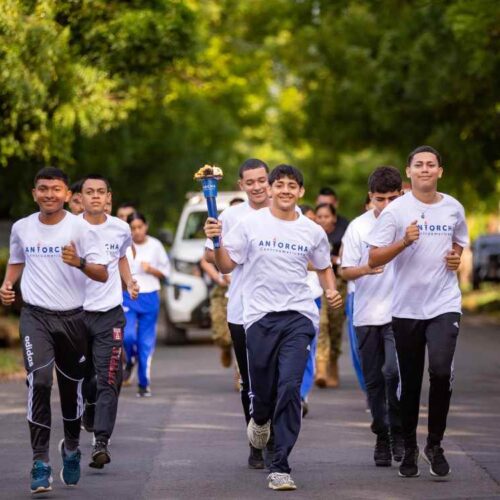 El día principal, el 15 de septiembre, las celebraciones de la independencia comenzarán temprano. El desfile, que contará con más de 1000 integrantes de la Banda El Salvador. Foto: Ministerio de Educación