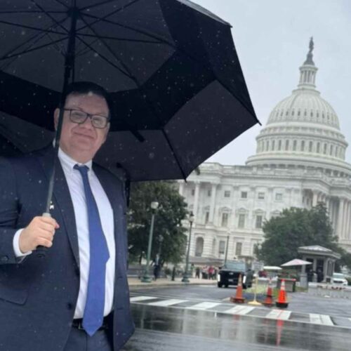 Christian Guevara rompe silencio: Tras 3 años sin visa, posa frente al Capitolio con mensaje: "El tiempo nos dio la razón". Foto: X