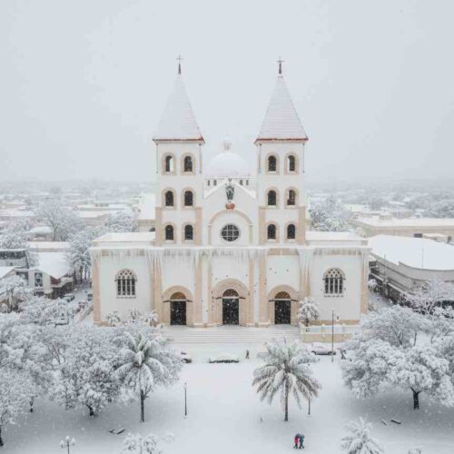 Bajo cero. Un paisaje surrealista. Así luciría la icónica Catedral de San Miguel, bañada por la nieve, un contraste gélido con su habitual calor tropical. ¡Increíble!