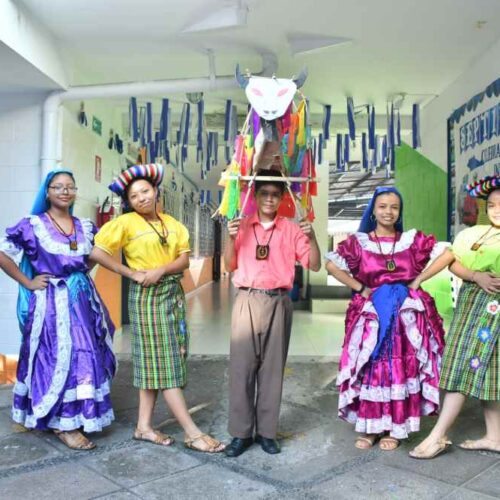 Lunes cívicos. Estudiantes en Altavista, Tonacatepeque. Foto: Ministerio de Educación