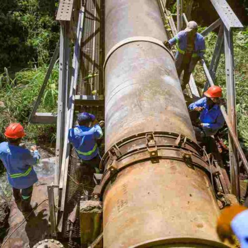 Trabajadores de ANDA reparan tubería dañada de 48 pulgadas que afecta el suministro de agua en zonas de San Salvador y La Libertad este 16 de septiembre. Cisternas apoyan durante la emergencia. Foto: ANDA