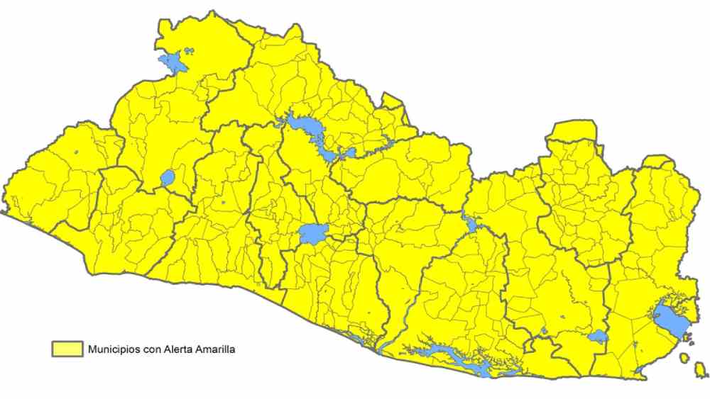 Equipos de Protección Civil monitorean ríos y zonas vulnerables en El Salvador tras declararse alerta amarilla por lluvias intensas. Riesgo alto en costa, volcanes y cuenca del Lempa.