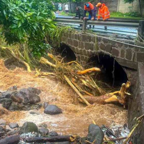 Imagen de equipos de Obras Públicas limpiando el cauce del Río Zapua en Jujutla para prevenir mayores inundaciones. Autoridades en acción ante el desborde. Foto: Cortesía.