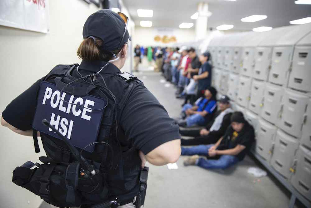 La Corte Suprema de EE. UU. levantó restricciones a redadas migratorias en Los Ángeles, permitiendo detenciones basadas en raza o idioma. Trump celebra, pero protestas crecen. Foto: ICE